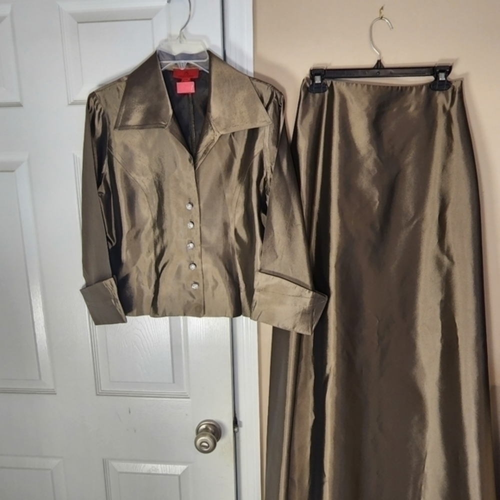 JS COLLECTI0N GORGEOUS 2 PC FORMAL DRES Size 8 Bead Buttons Sharp Lines Collar